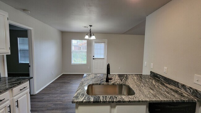 Foto del edificio - 3 Bedroom, 2 Bathroom Newly Renovated Home...