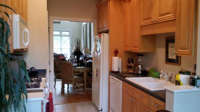 Cocina con zona de comedor - 19333 Beaufain St