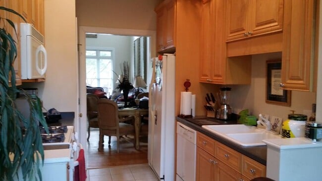 Kitchen with dining area - 19333 Beaufain St
