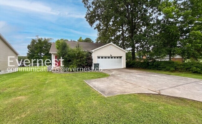 Foto del edificio - Spacious 3-Bedroom Home in a Prime Location / Pet-Friendly / Available Now!