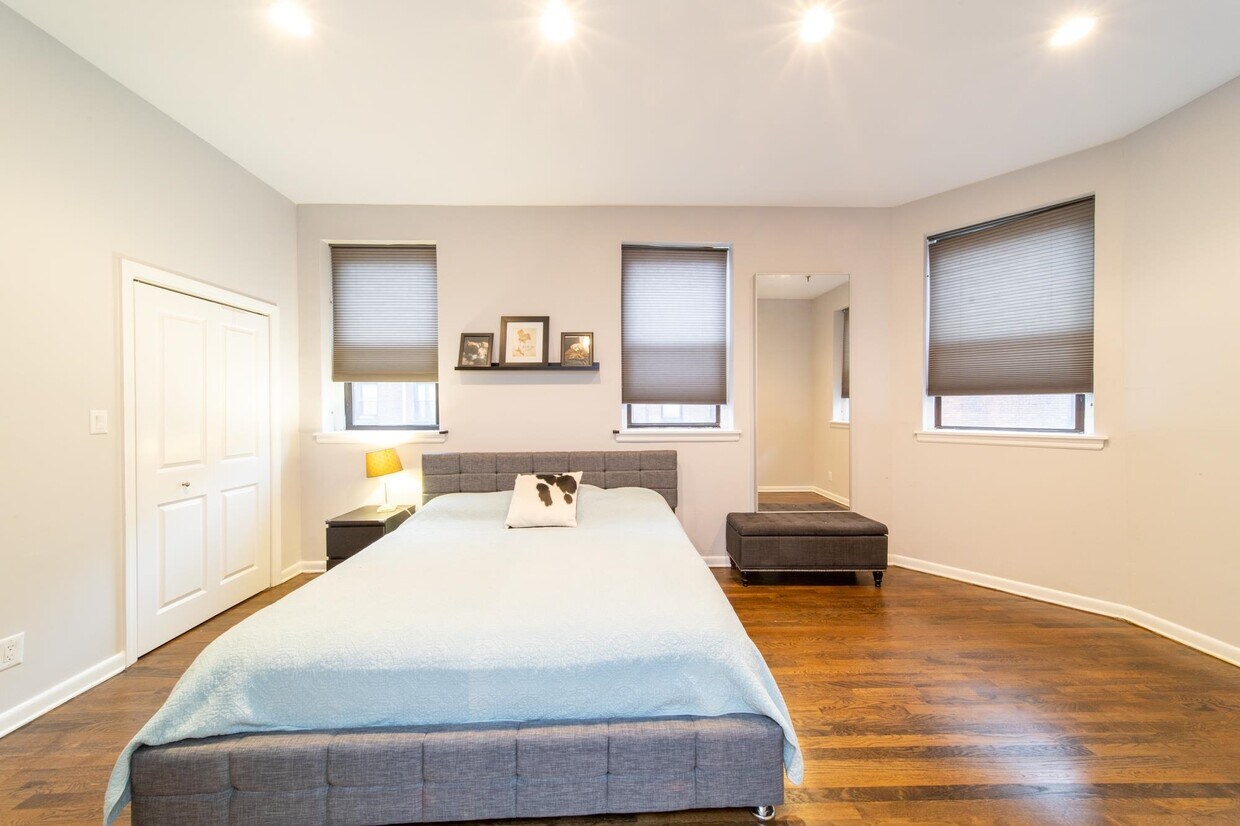 Foto principal - 227 Christopher Columbus Dr