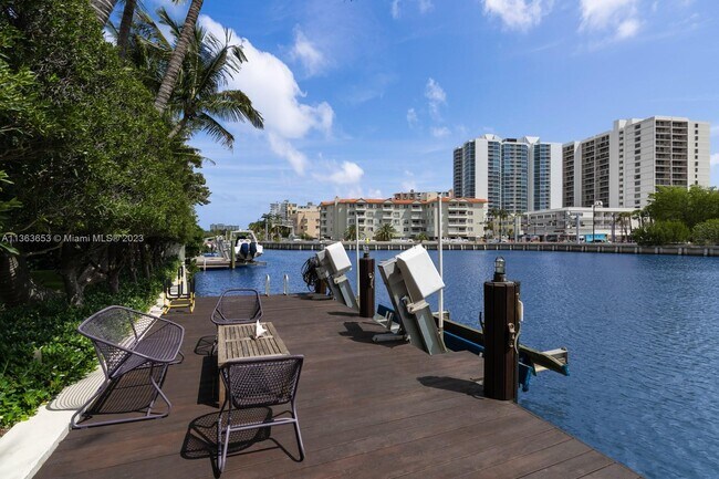 Building Photo - 2515 Flamingo Dr