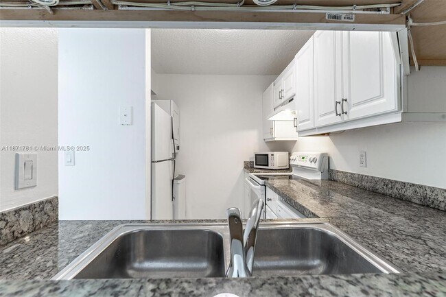 Foto del edificio - 1033 Twin Lakes Dr