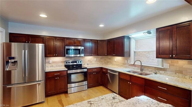 Building Photo - 707 Sir Walter Cir