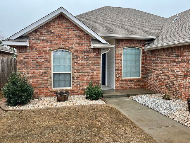 Building Photo - Great 3 Bed, 2 Bath Home in Moore Schools