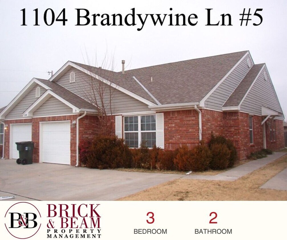 Foto principal - Large 3 bedroom 2 bath duplex with private...