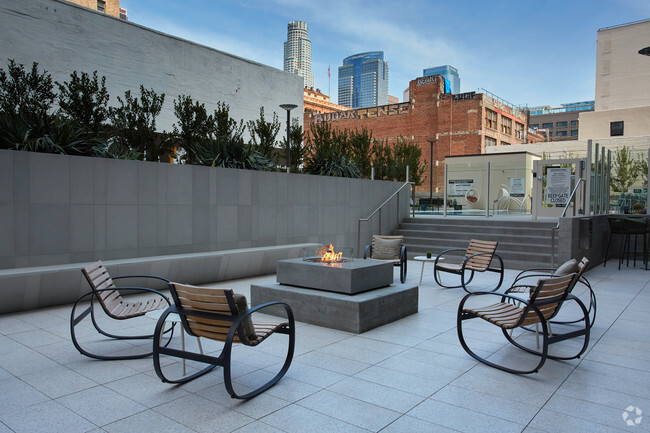 Salón de piscina - Sentral DTLA