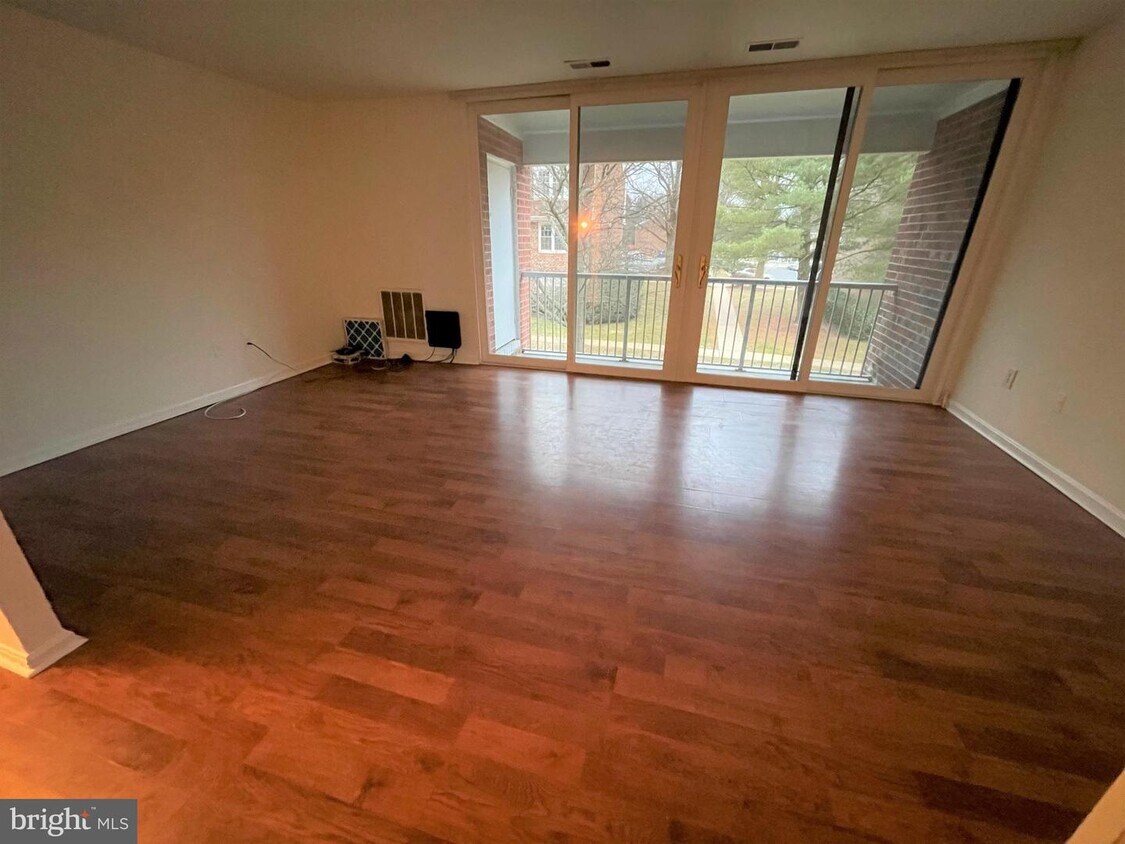 744 Quince Orchard Blvd Unit 201, Gaithersburg, MD 20878 Condo for