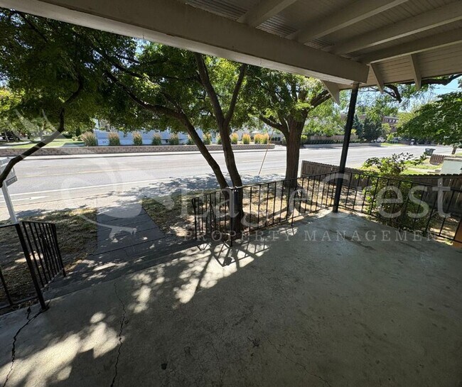 Foto del edificio - Large 8-Bedroom Home Across from Whitman College – Lawn Care Included