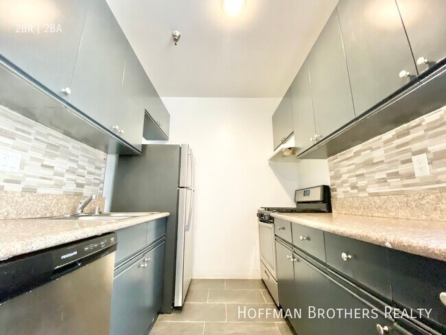 Building Photo - 125 N Doheny Dr