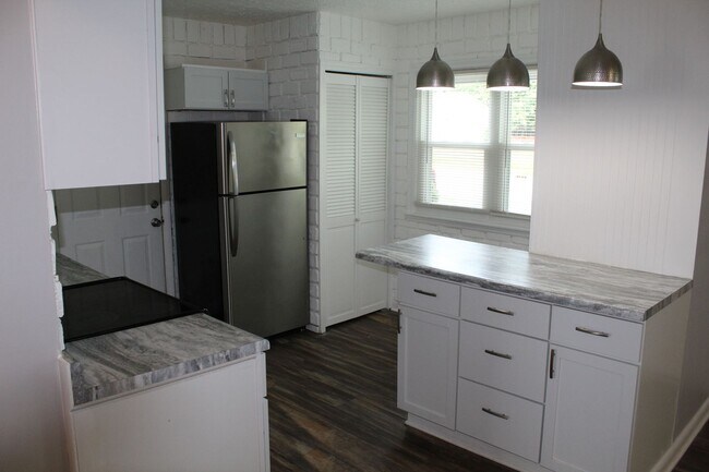 Building Photo - Cute 1 BR Bungalow in the Heart of Brownsburg!