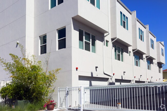 Foto del edificio - Skye333 Townhomes