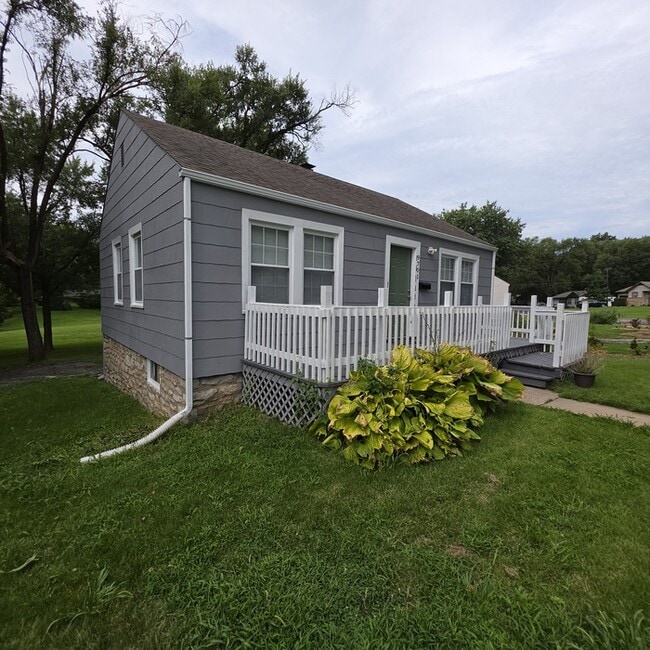 Building Photo - Cozy 3 bedrooms and 1 bath home located on Brooklane St in Raytown, MO.