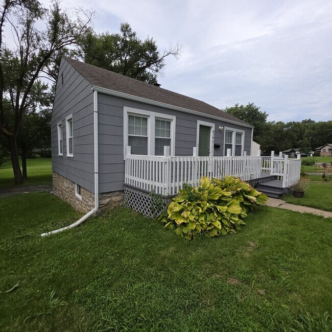 Foto del edificio - Cozy 3 bedrooms and 1 bath home located on Brooklane St in Raytown, MO.