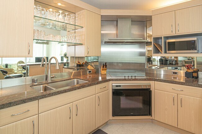 Foto del edificio - Fully Furnished and Spacious 2 Bedroom 2 Bath - GREAT LOCATION!