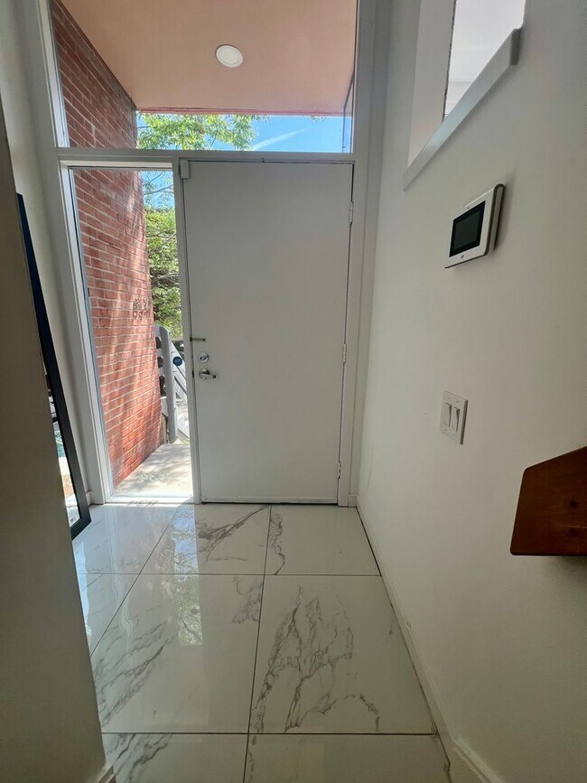 Foto del edificio - Luxurious 3-Bedroom Townhome in Fairmount!...