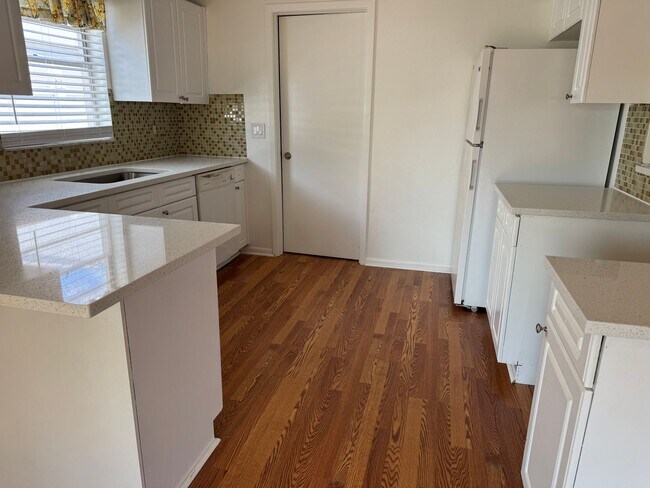 Foto del edificio - Freshly Updated Lake-Front Retreat in Desi...
