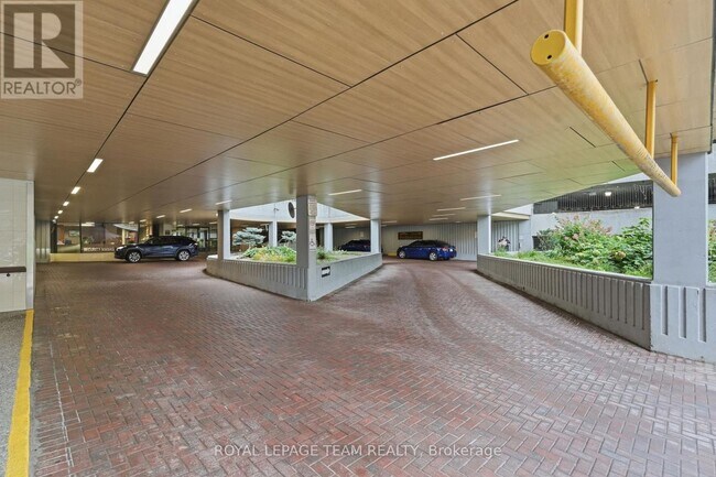 Building Photo - 530 Laurier Ave W