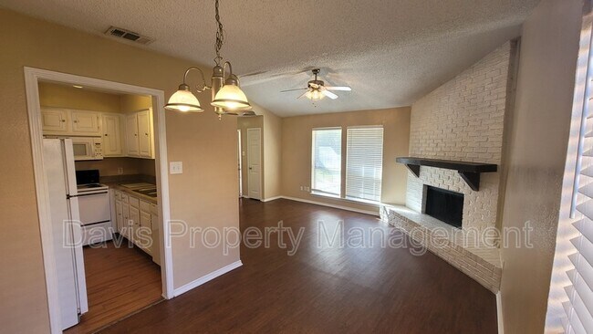 Building Photo - 1402 Darr St