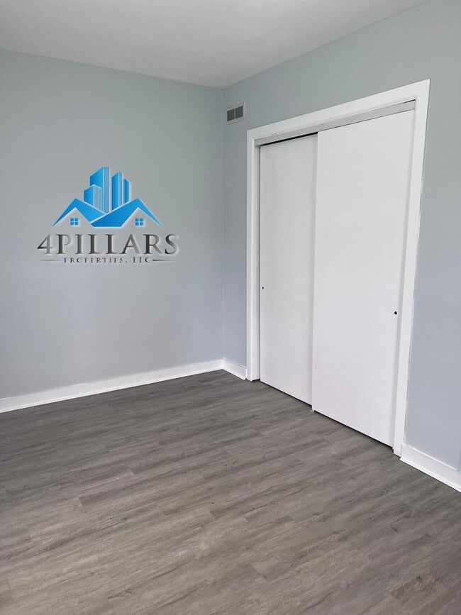 Building Photo - 162 W commercial AVE, Lowell