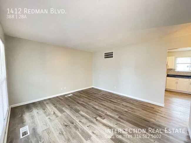 Building Photo - Recently Renovated 3Bed/1.5Bath with Washe...