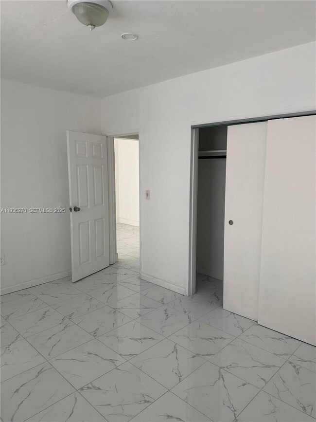 Foto del edificio - 7730 Dickens Ave