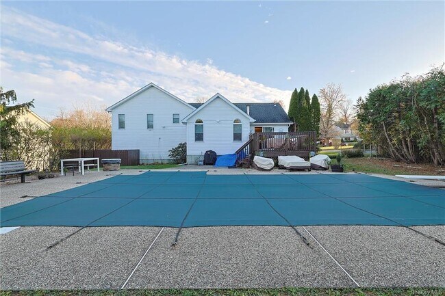 Foto del edificio - 247 Tompkins Rd