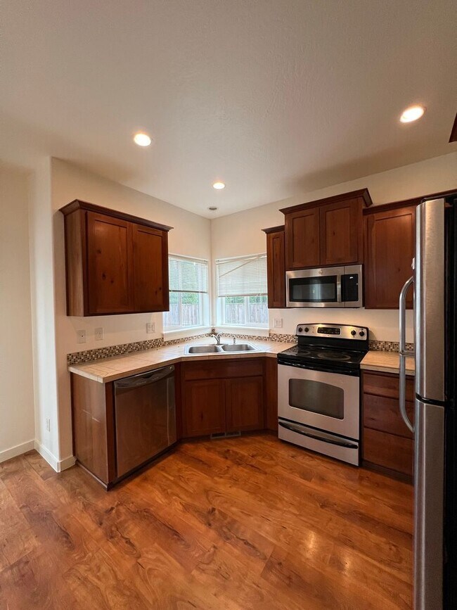 Building Photo - Spacious Three Bedroom Bethel Home