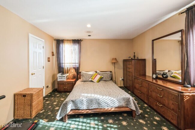Building Photo - 3 br, 3 bath Townhome - 19 rockaway rd