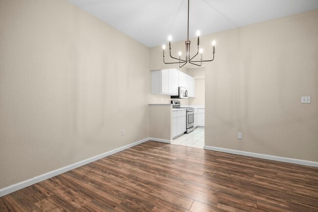 Building Photo - Beautiful single level condo, lower level ...