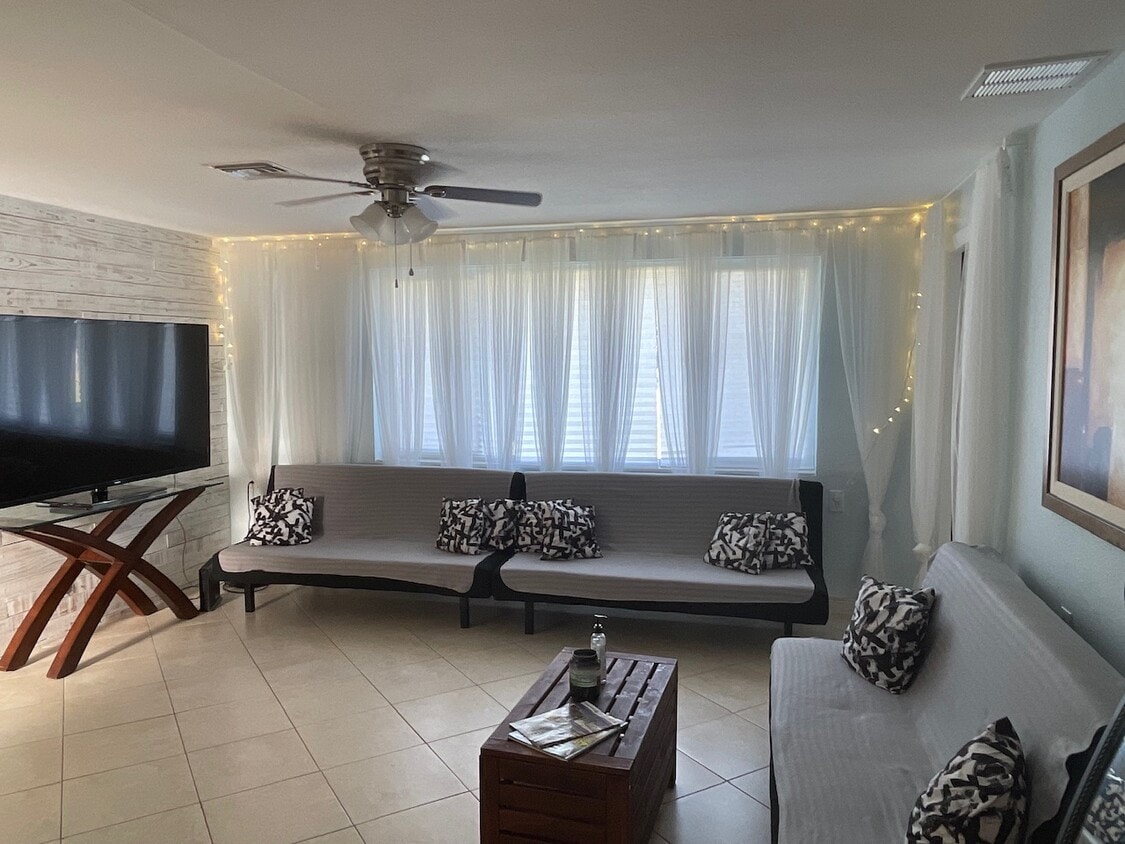 3x2 or 4x1 living room with 3 twin sleeping beds if requested - 2440 Manasota Beach Rd
