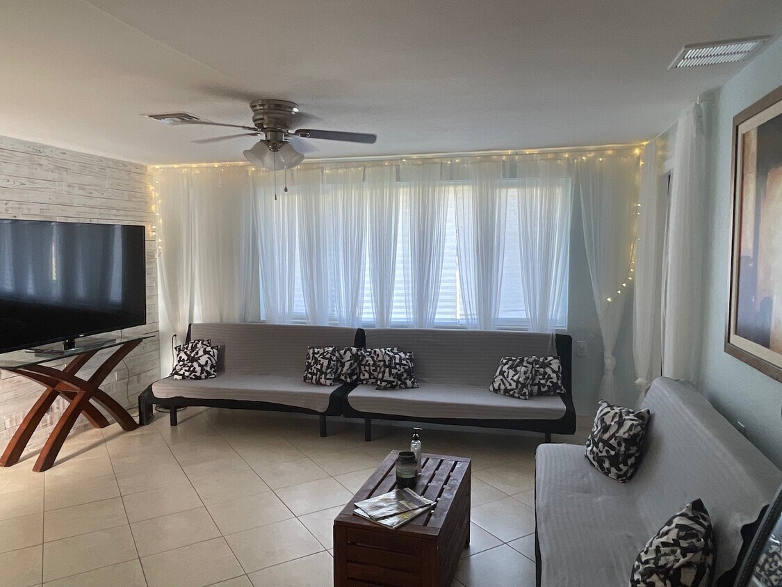 Sala de estar de 3x2 o 4x1 con 3 camas individuales para dormir si se solicita - 2440 Manasota Beach Rd