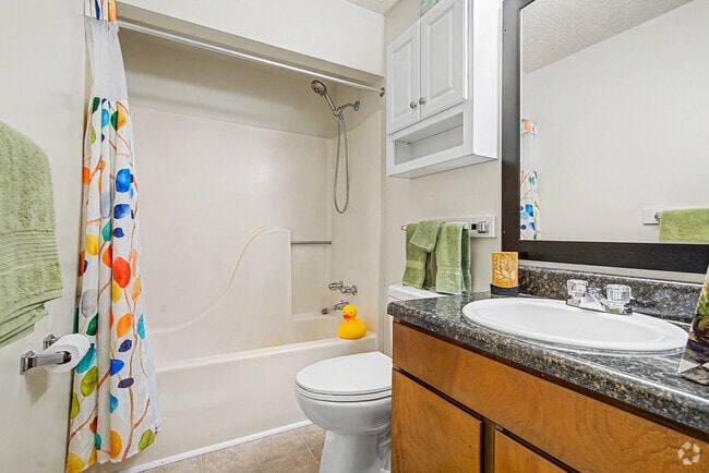 Deluxe 2BR, 1BA - 815SF - Bathroom - Windmill Way Apartments