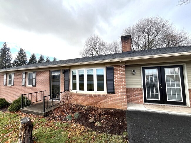 Foto del edificio - Beautifully Renovated Single-Family Ranch – 3 Beds, 2 Baths