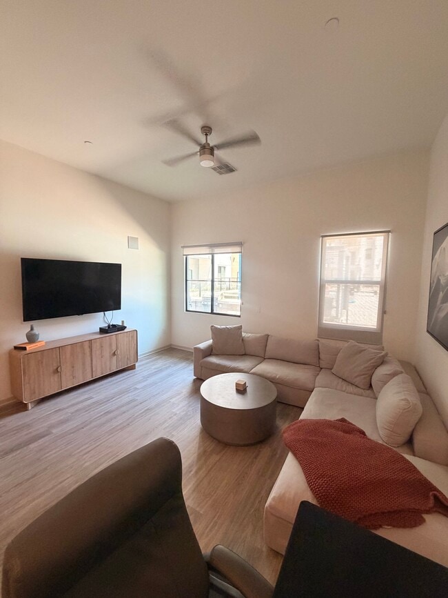 Foto del edificio - 8688 E Raintree Dr