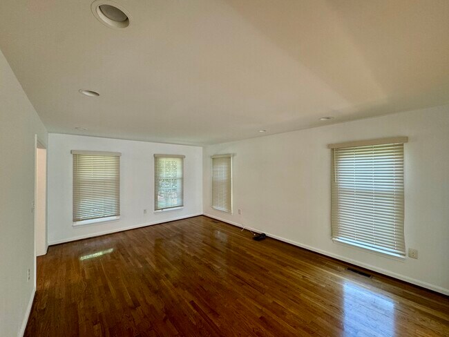 Foto del edificio - 28 Hollyberry Ct