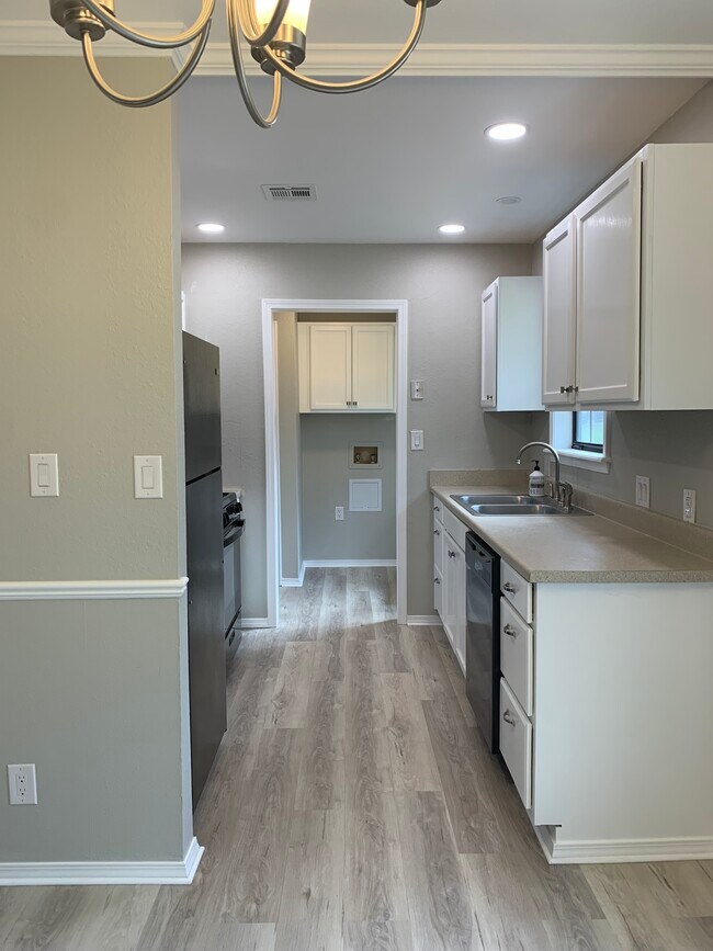 Kitchen - 253 N Moore Ave