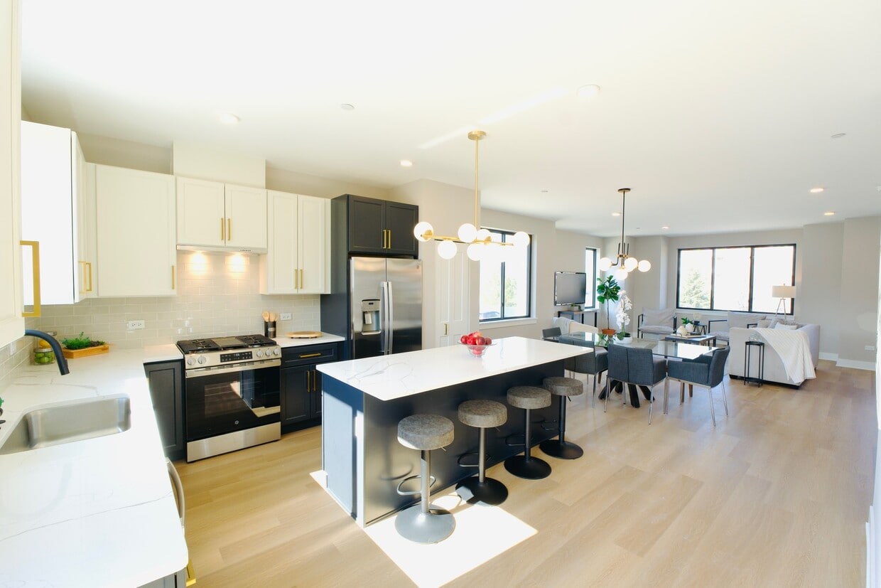 Primary Photo - 180 Pointe Dr