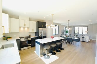 Building Photo - 171 Pointe Dr