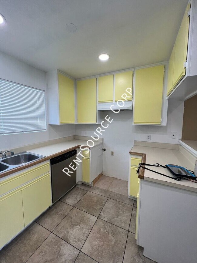 Building Photo - 3 Bedroom, 2 Bath home for Rent in Palmdale