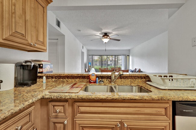 Building Photo - 1495 Lake Crystal Dr