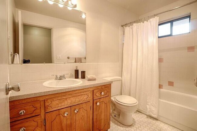 Building Photo - 1 bedroom in Seattle WA 98122