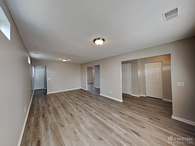 Building Photo - 204 Fox Grove Cir