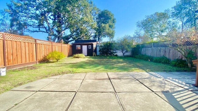 Foto del edificio - Fantastic Single Family Home w/ Huge Backyard, 1-Car Garage & Plenty of Storage Space!