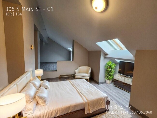 Building Photo - 305 S Main St