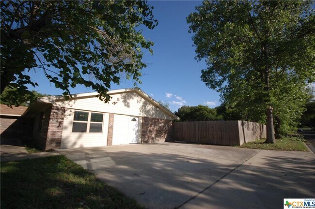 Building Photo - 202 E Cherokee Dr