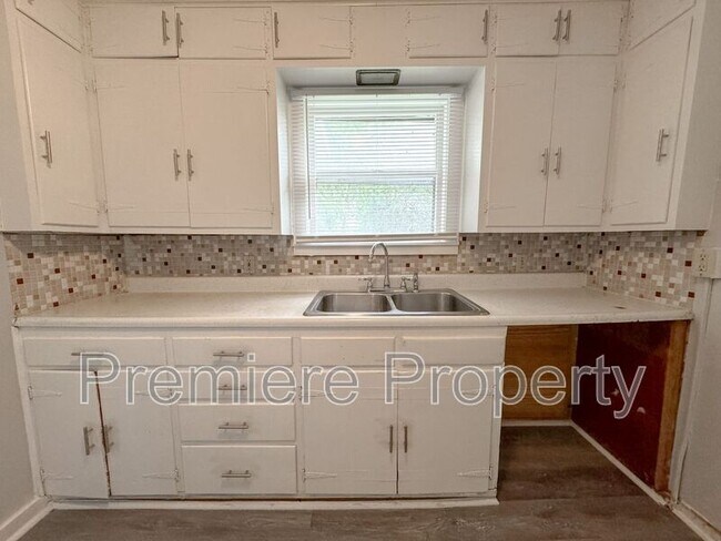 Building Photo - 2315 S Hawthorne Ave