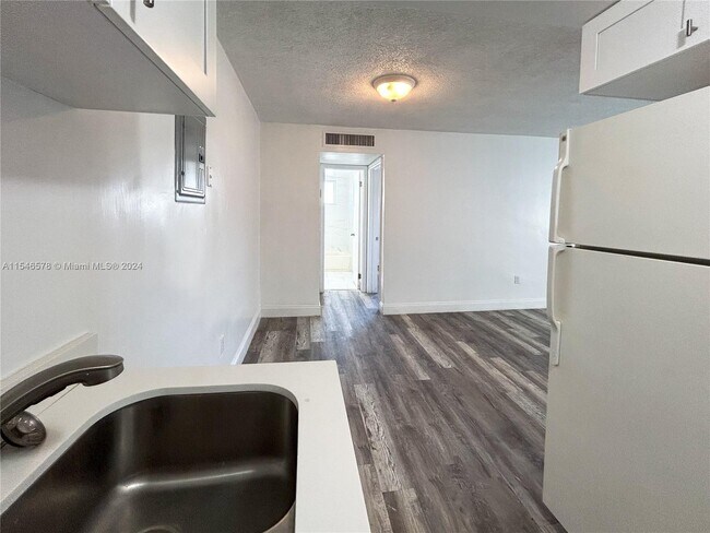 Foto del edificio - 580 NE 127th St