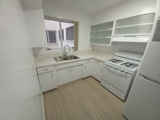 Building Photo - 308 N Rossmore Ave