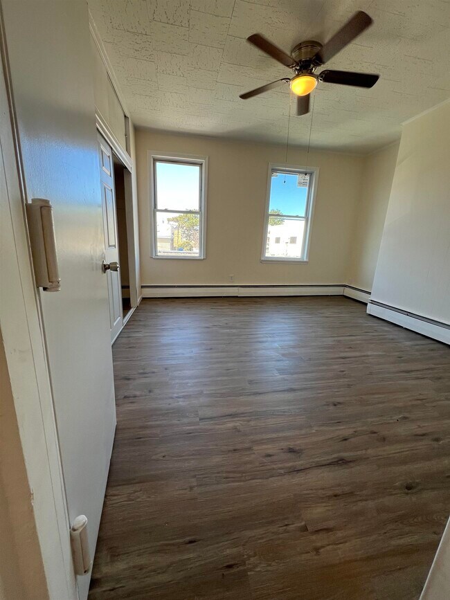 Foto del edificio - 618 Broadway